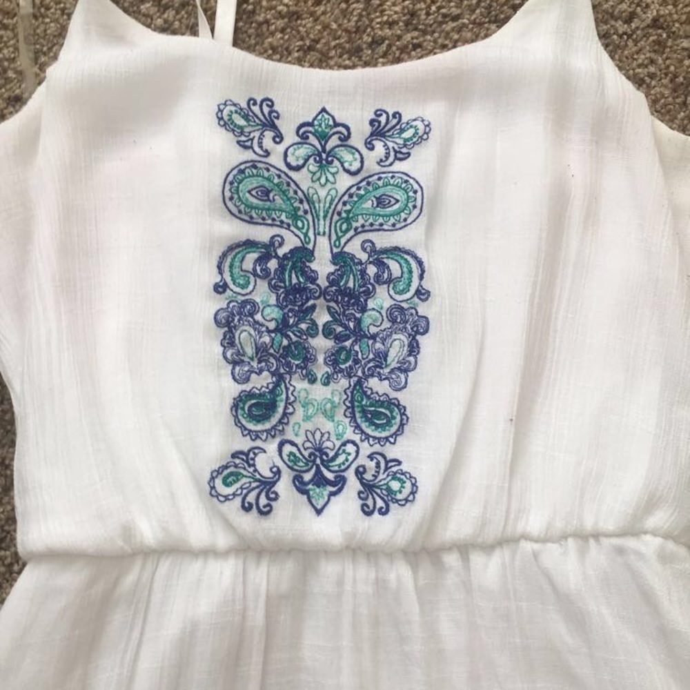 Pretty, clean white dress! Never been worn.💙